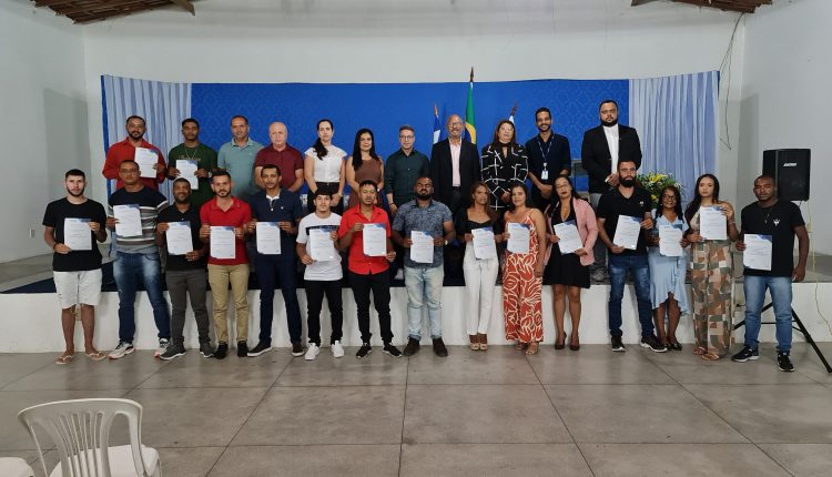 CENTRO DE FORMAÇÃO PROFISSIONAL DE ARACATU E SENAI CELEBRAM CONQUISTAS COM A FORMATURA DE PINTORES DE OBRAS