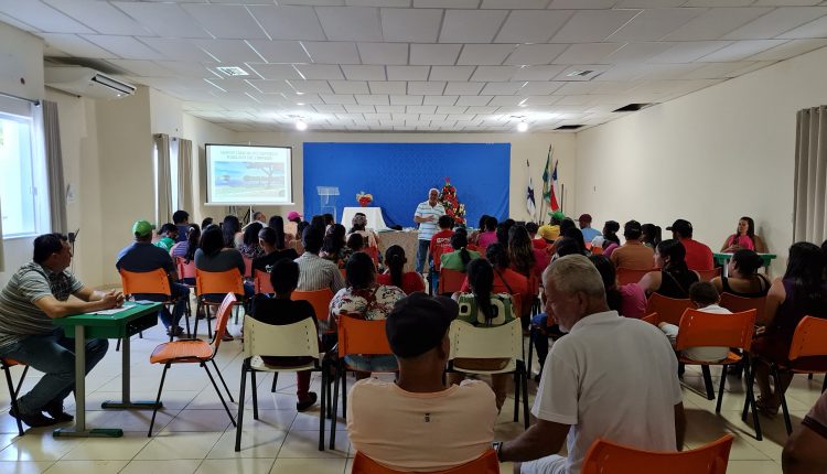 PREFEITURA DE ARACATU ENTREGA NOVOS UNIFORMES E CAPACITA GARIS E COLETORES DO MUNICÍPIO