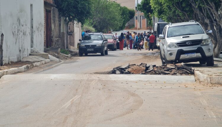 PREFEITURA DE ARACATU REFORÇA SEGURANÇA NO TRÂNSITO COM CONSTRUÇÃO DE QUEBRA-MOLAS EM AVENIDAS DA CIDADE