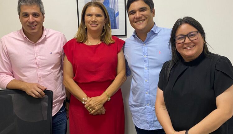 PREFEITA BRAULINA LIMA PARTICIPA DE INAUGURAÇÃO NA UPB E VISITA ÓRGÃOS DO GOVERNO DO ESTADO EM BUSCA DE MELHORIAS PARA ARACATU