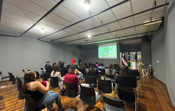 ARACATU PARTICIPA DE ENCONTRO REGIONAL PARA FORTALECIMENTO DA EDUCAÇÃO DE JOVENS E ADULTOS (EJA)