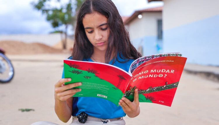 HISTÓRICO! ARACATU INVESTE R$ 1,8 MILHÃO EM LIVROS E REVOLUCIONA A EDUCAÇÃO MUNICIPAL NA GESTÃO BRAULINA LIMA